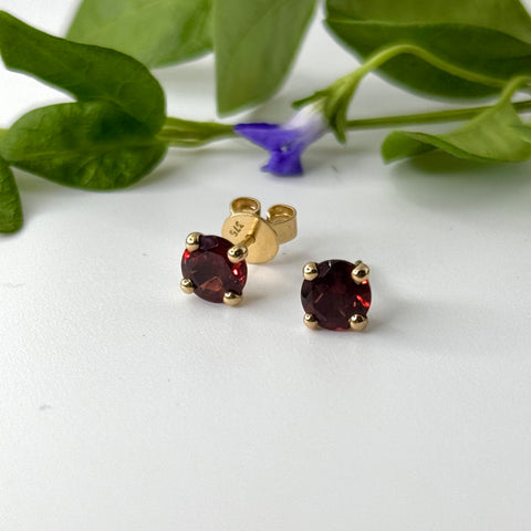 9ct Gold Round Garnet Studs